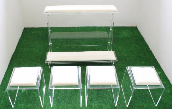 Inginocchiatoio in plexiglass completo di sgabelli